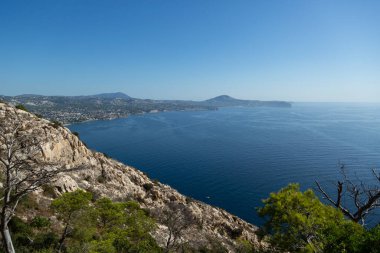 Akdeniz manzaralı uçurum manzaralı, mavi gökyüzü Calpe, İspanya 'nın doğal parkında güneşli sıcak yaz günü.
