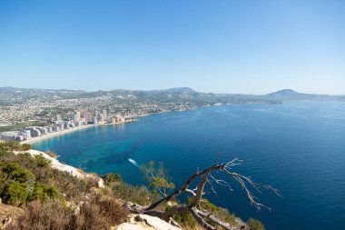 Akdeniz manzaralı uçurum manzaralı, mavi gökyüzü Calpe, İspanya 'nın doğal parkında güneşli sıcak yaz günü.