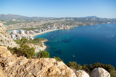 Akdeniz manzaralı uçurum manzaralı, mavi gökyüzü Calpe, İspanya 'nın doğal parkında güneşli sıcak yaz günü.