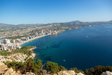 Akdeniz manzaralı uçurum manzaralı, mavi gökyüzü Calpe, İspanya 'nın doğal parkında güneşli sıcak yaz günü.