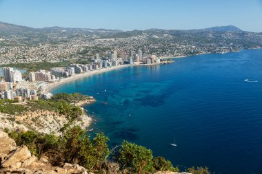 Akdeniz manzaralı uçurum manzaralı, mavi gökyüzü Calpe, İspanya 'nın doğal parkında güneşli sıcak yaz günü.