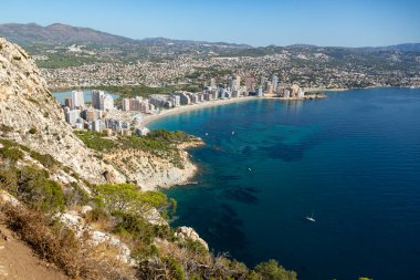 Akdeniz manzaralı uçurum manzaralı, mavi gökyüzü Calpe, İspanya 'nın doğal parkında güneşli sıcak yaz günü.