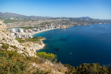 Akdeniz manzaralı uçurum manzaralı, mavi gökyüzü Calpe, İspanya 'nın doğal parkında güneşli sıcak yaz günü.
