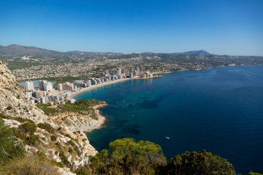 Akdeniz manzaralı uçurum manzaralı, mavi gökyüzü Calpe, İspanya 'nın doğal parkında güneşli sıcak yaz günü.