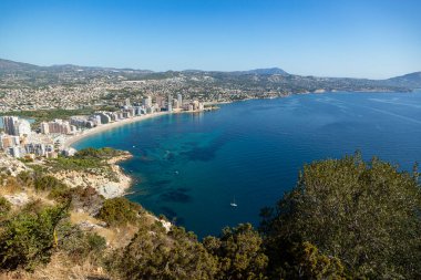 Akdeniz manzaralı uçurum manzaralı, mavi gökyüzü Calpe, İspanya 'nın doğal parkında güneşli sıcak yaz günü.