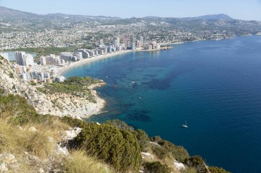 Akdeniz manzaralı uçurum manzaralı, mavi gökyüzü Calpe, İspanya 'nın doğal parkında güneşli sıcak yaz günü.