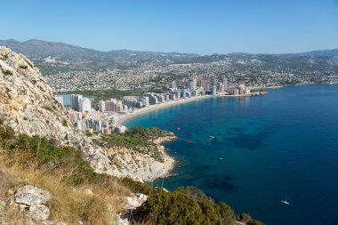 Akdeniz manzaralı uçurum manzaralı, mavi gökyüzü Calpe, İspanya 'nın doğal parkında güneşli sıcak yaz günü.