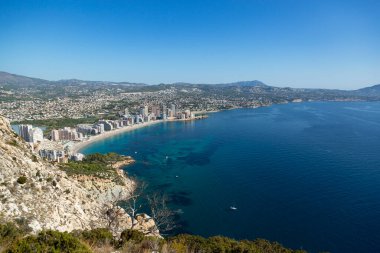 Akdeniz manzaralı uçurum manzaralı, mavi gökyüzü Calpe, İspanya 'nın doğal parkında güneşli sıcak yaz günü.