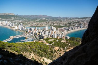 Akdeniz manzaralı uçurum manzaralı, mavi gökyüzü Calpe, İspanya 'nın doğal parkında güneşli sıcak yaz günü.