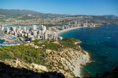 Akdeniz manzaralı uçurum manzaralı, mavi gökyüzü Calpe, İspanya 'nın doğal parkında güneşli sıcak yaz günü.