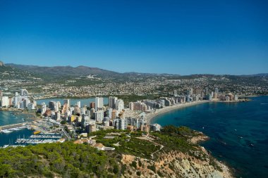 İspanya 'nın Calpe şehrinin harika dağ manzarası güneşli bir yaz gününde açık mavi gökyüzünün arka planında