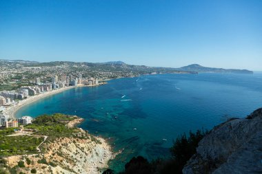 Akdeniz manzaralı uçurum manzaralı, mavi gökyüzü Calpe, İspanya 'nın doğal parkında güneşli sıcak yaz günü.