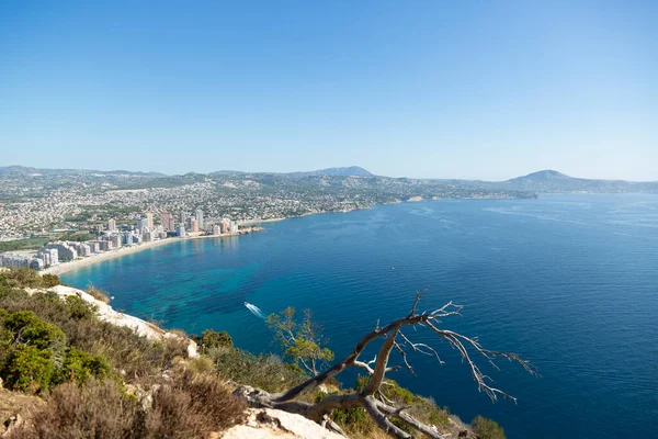 Akdeniz manzaralı uçurum manzaralı, mavi gökyüzü Calpe, İspanya 'nın doğal parkında güneşli sıcak yaz günü.