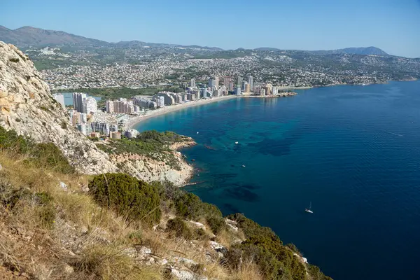 Akdeniz manzaralı uçurum manzaralı, mavi gökyüzü Calpe, İspanya 'nın doğal parkında güneşli sıcak yaz günü.