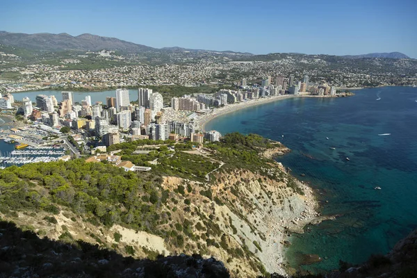 Akdeniz manzaralı uçurum manzaralı, mavi gökyüzü Calpe, İspanya 'nın doğal parkında güneşli sıcak yaz günü.