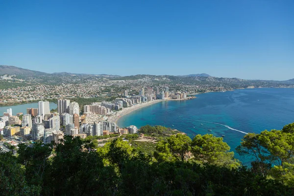 Vista Panorâmica Montanha Mar Mediterrâneo Céu Azul Árvores Verdes Praia — Fotografia de Stock