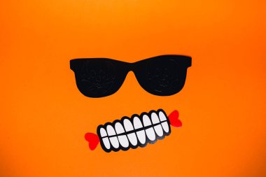 Dia de los Muertos için sahte kağıt fotoğraf kabini. Ölü tebrik kartı için turuncu arka plan kopyalama uzayı..