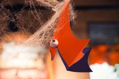 Dekoratif iç dekorasyon kağıt yarasa yapay ağ baş aşağı asılı Cadılar Bayramı süslemesi, seçici odak.