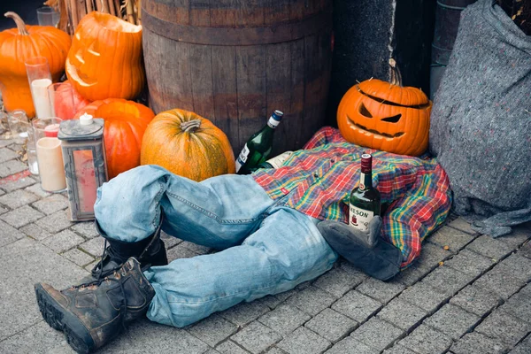 Imitazione Senzatetto Ubriaco Sdraiato Sulla Strada Bar Con Bottiglie Bevande — Foto Stock