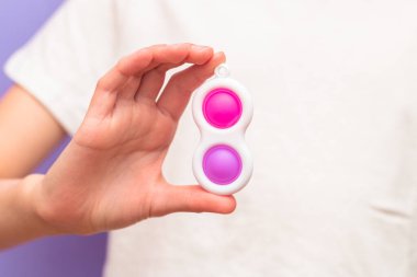 Çocuklarda iyi motor becerilerin geliştirilmesi için yeni iki renkli silikon anti-stres oyuncağı.