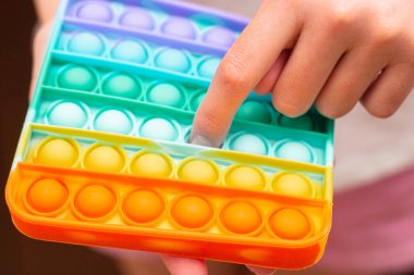 Çocuklarda iyi motor beceriler geliştirmek için yeni duyusal gökkuşağı silikon anti-stres oyuncağı. Renkli oyuncak basit gamze.