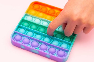 Çocuklarda iyi motor beceriler geliştirmek için yeni duyusal gökkuşağı silikon anti-stres oyuncağı. Renkli oyuncak basit gamze.