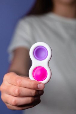 Çocuklarda iyi motor becerilerin geliştirilmesi için yeni iki renkli silikon anti-stres oyuncağı.