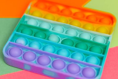 Çocuklarda iyi motor beceriler geliştirmek için yeni duyusal gökkuşağı silikon anti-stres oyuncağı. Renkli oyuncak basit gamze.