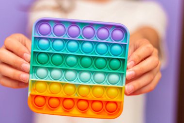 Çocuklarda iyi motor beceriler geliştirmek için yeni duyusal gökkuşağı silikon anti-stres oyuncağı. Renkli oyuncak basit gamze.