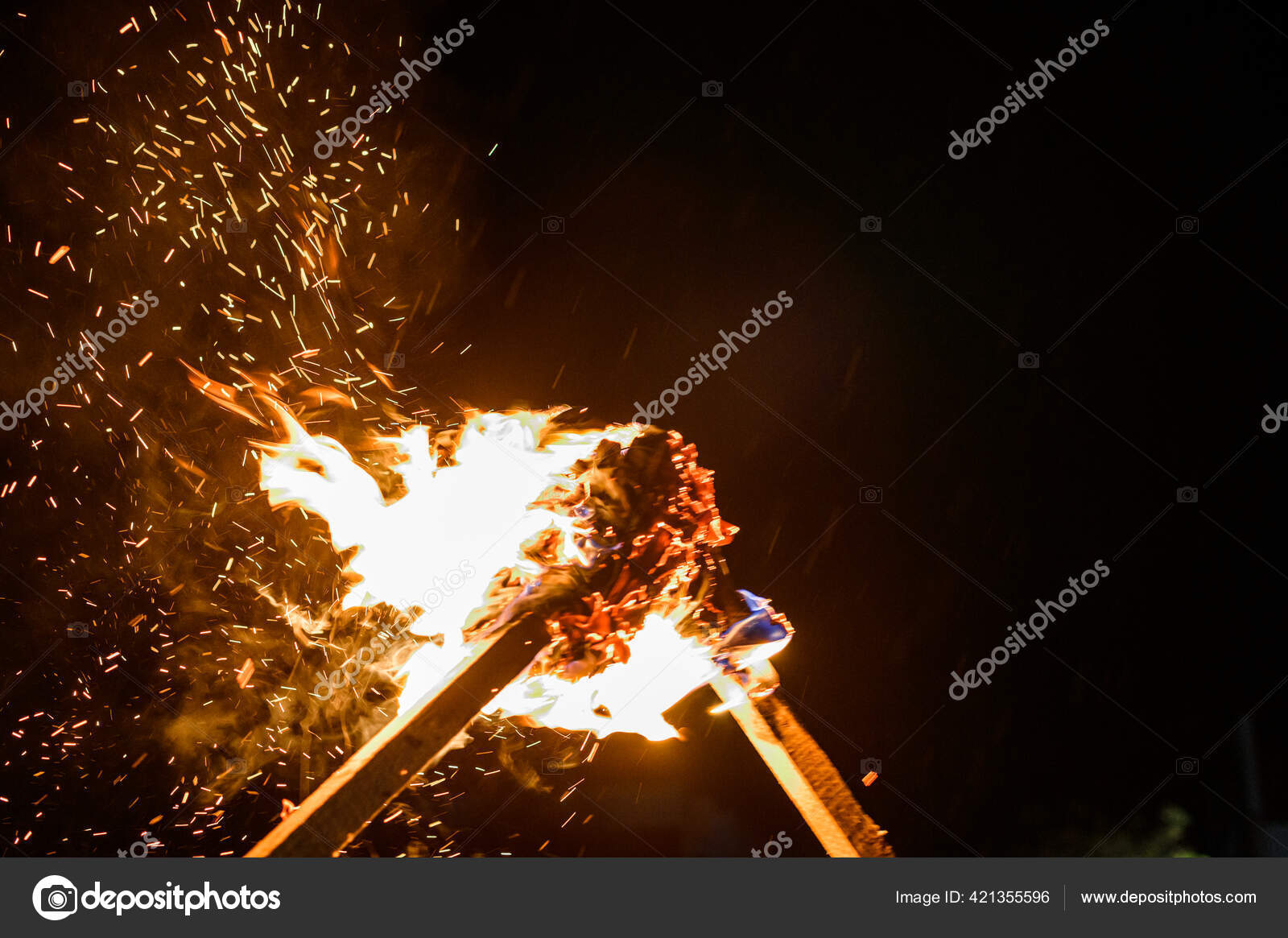 Twee Fakkels Een Achtergrond Rook Vuur Van Brandende ⬇ Stockfoto, rechtenvrije foto door #421355596