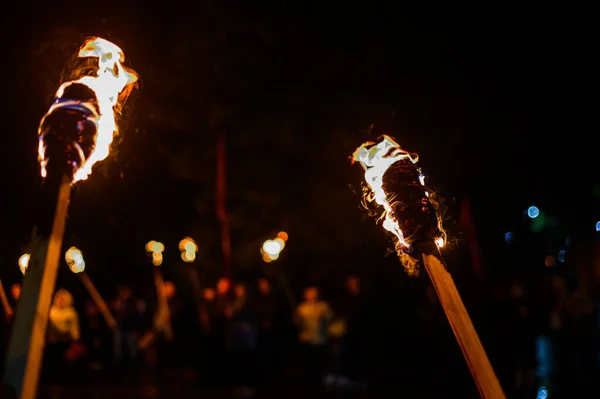Ev yapımı meşalede alev, gece sokaklarının arka planında yangın meşalelerle barışçıl eylemler. 2020