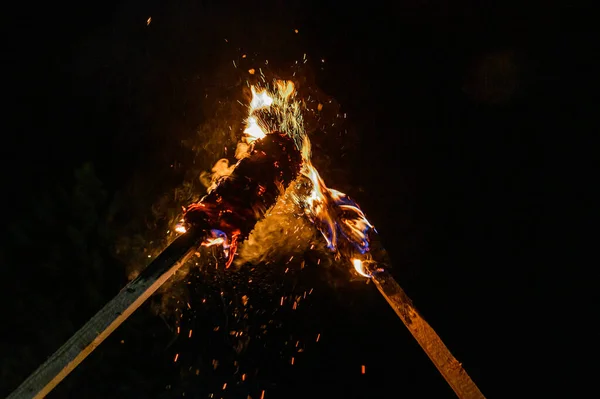 Llama Una Antorcha Casera Fuego Fondo Las Calles Nocturnas Acciones — Foto de Stock