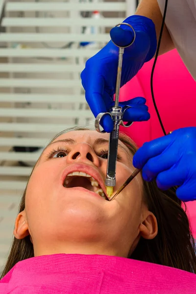 Bir Carpule Şırıngası Yardımıyla Dişçi Hastanın Diş Etlerine Anestezi Enjekte — Stok fotoğraf