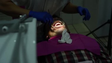 Dişçi dişlerindeki tartar ve sert plağı çıkarmak için ultrason kullanır..