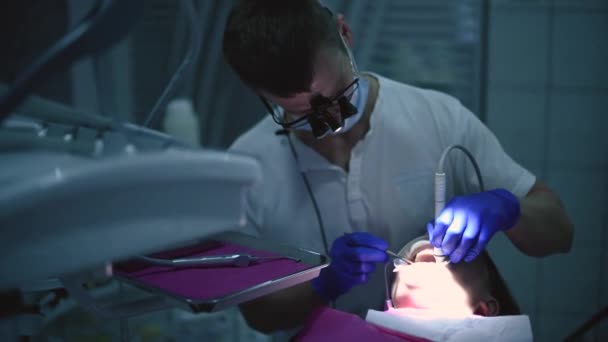 Στοματική υγιεινή, ένας άνθρωπος στο γραφείο οδοντιάτρων, αφαίρεση ταρτάρ και πλάκα στα δόντια, η χρήση υπερήχων. — Αρχείο Βίντεο