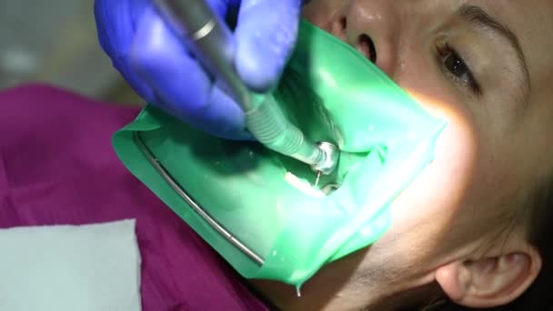 Patient Stol Tandläkarens Kontor Utför Tandvård Tandvård Borrning Och Rengöring — Stockvideo