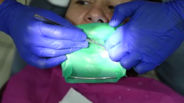 Пациент Кресле Кабинете Стоматолога Проводит Стоматологические Процедуры Стоматологическое Лечение — стоковое видео