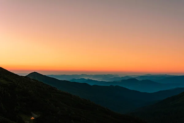 Malebná krajina Karpat, před východem slunce je lehká mlha, východ slunce v Černé Hoře. — Stock fotografie