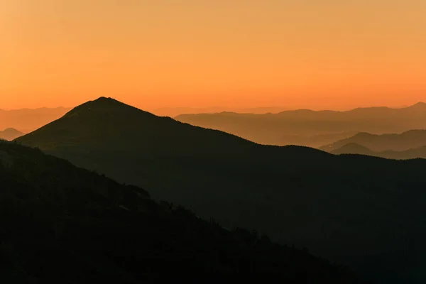 Fog or haze at sunrise in the Carpathians, Ukrainian Pip Ivan and sunrise near Montenegro, picturesque mountain landscapes. — Stock Photo, Image