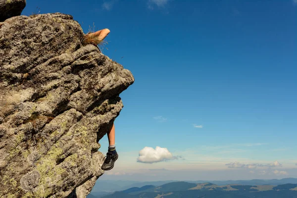 少年は登山、岩の多い山に登る子供、勇敢な少年に従事しています. — ストック写真