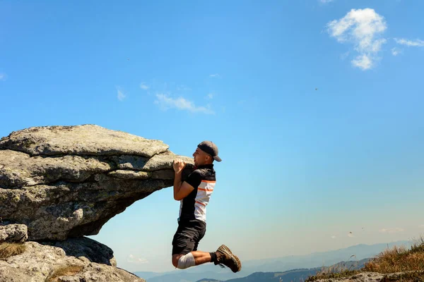 Alpiniste touristique fait une montée sur un grand rocher rocheux sans protection, les Carpates ukrainiennes, danger et extrême. — Photo