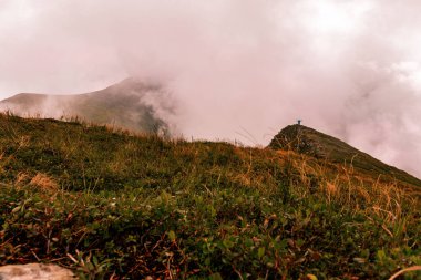 Bulutlardaki mistik dağın tepesinde Gutyn Tomnatyk, destansı manzaralar, nefes kesen Karpatlar manzaraları ve gerçekleri. 2020