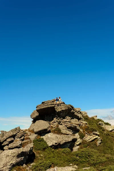 カルパチア山脈の頂上にある大きな石 壮大な息をのむような景色 2020 — ストック写真