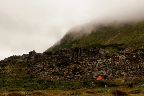 観光客は山の中で雨の後の霧を見て 湖のテントキャンプ テントの中で観光客 2020 — ストック写真