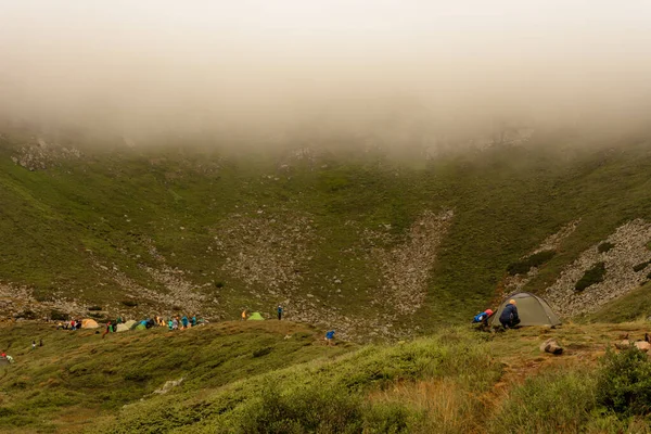 Morning Rain Fog Mountain Lake Carpathian Lake Brebeneskul Tent Camp — Stock Photo, Image
