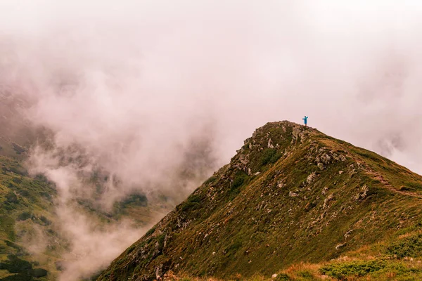 Montaña Pintoresca Majestuosa Gutyn Tomnatyk Una Montaña Las Nubes Misticismo —  Fotos de Stock