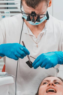 Doyurduktan sonra, dişteki fazlalık materyali kopyalama kağıdıyla çıkarır. 2020