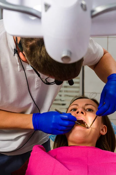 Diş Hekimi Dişlerin Sorunlu Bölgelerini Tedavi Etmeden Önce Ağız Boşluğunu — Stok fotoğraf