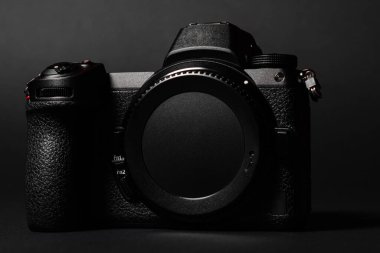 Geniş montajlı aynasız kamera ve sensör stabilizasyonu, ön görüş. 2021.