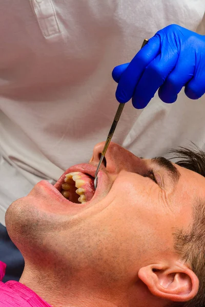 Odwiedzając Dentystę Dentysta Ocenia Jamę Ustną Identyfikuje Problematyczne Obszary Zębów — Zdjęcie stockowe